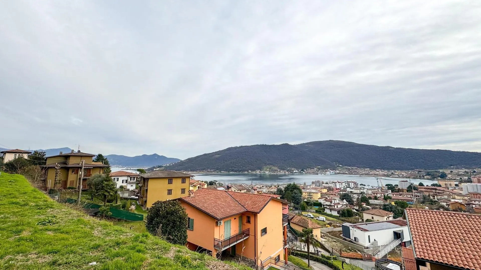 Apartment Casa Vacanza In Posizione Panoramica Lago D'Iseo Sarnico Italy